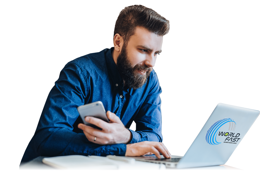 homem entrando em contato com a World Fast Internet Banda Larga